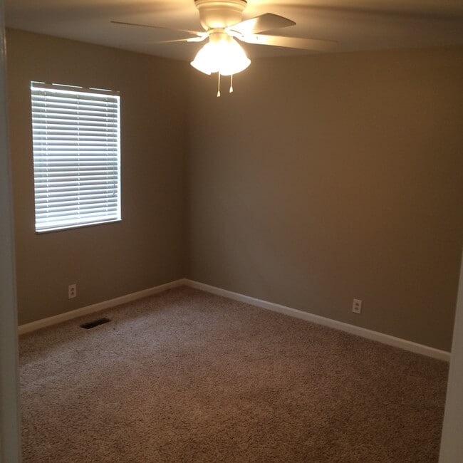 Building Photo - 1413 Autumn Knoll Rd