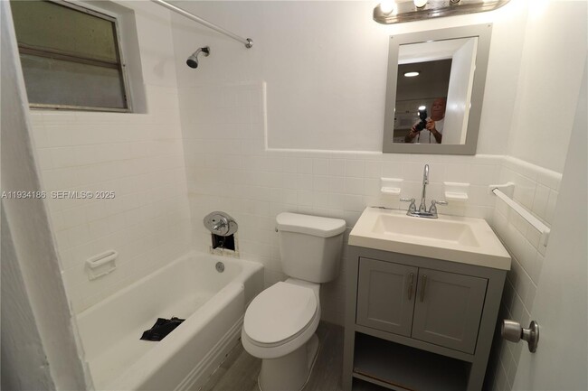 Building Photo - 915 NE 16th Terrace