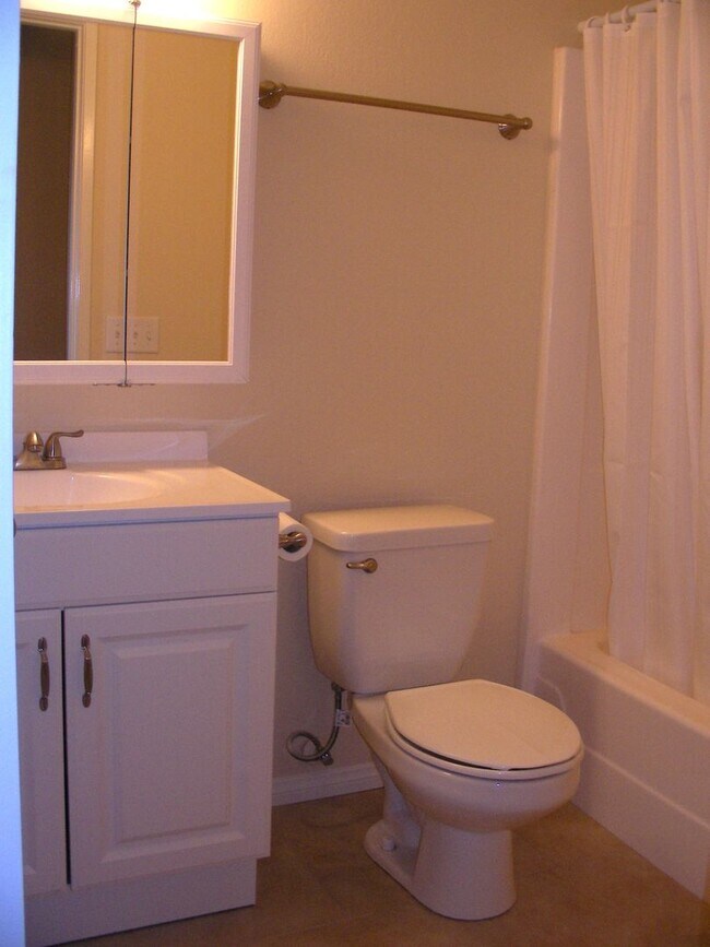 Building Photo - Remodeled Single Story House, Available 8/15/26