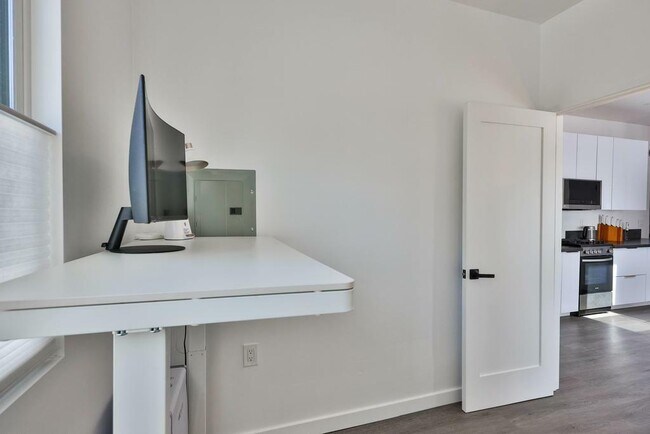 Building Photo - 3407 N Mountain View Dr