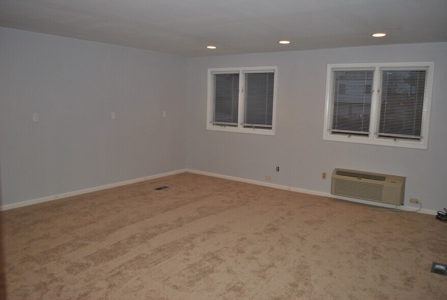 Building Photo - 1323 Quarrier St