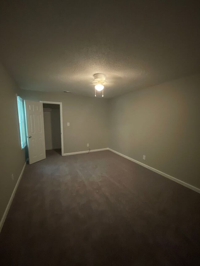 Building Photo - Duplex For Rent
