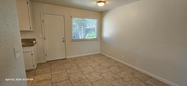 Building Photo - 3069 Thompson Ave