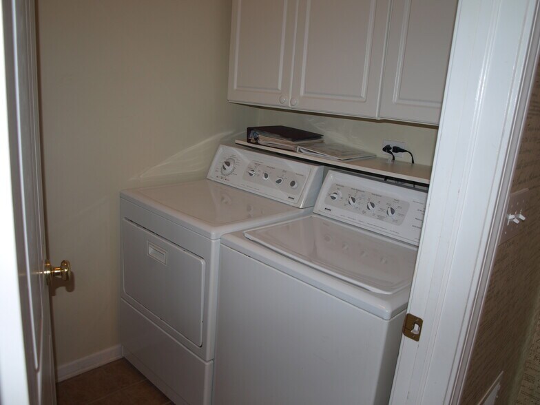 Building Photo - 686 S Rosehall Ln