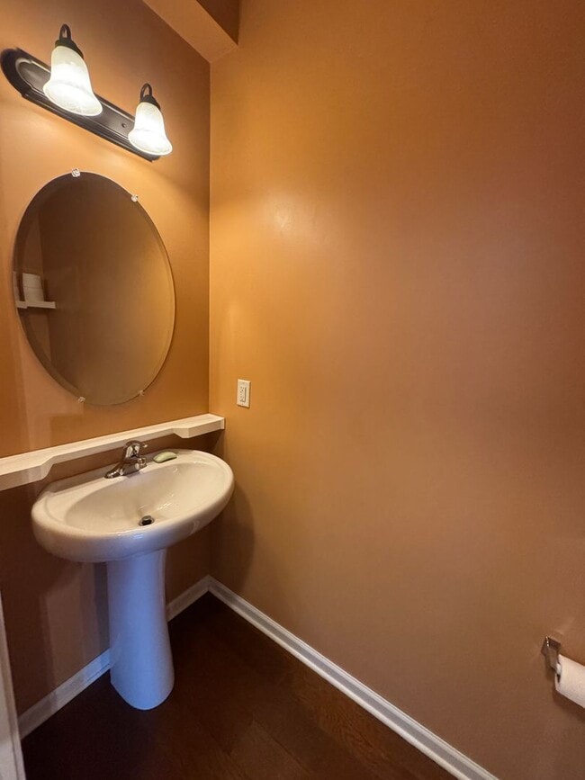 Building Photo - 4 bedroom 2.5 bathroom in Bellevue's Avondale Park neighborhood.  All bedrooms upstairs, open con...