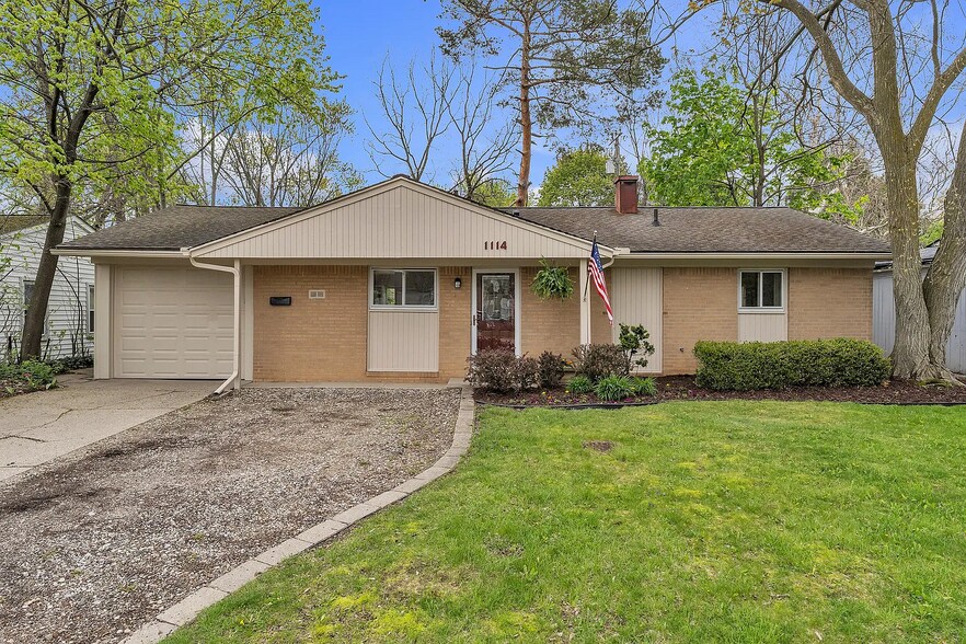 Building Photo - 1114 N Maple Rd