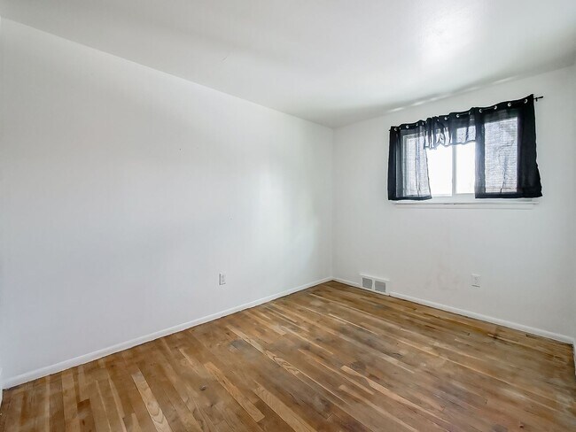 Building Photo - AVAILABLE NOW! Spacious and Inviting Westland Home!