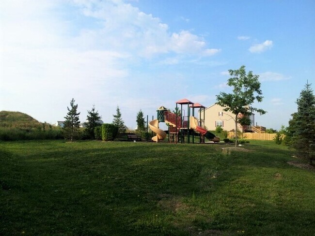 Building Photo - Lakemoor 2 Bedroom 2.5 Townhome Available!