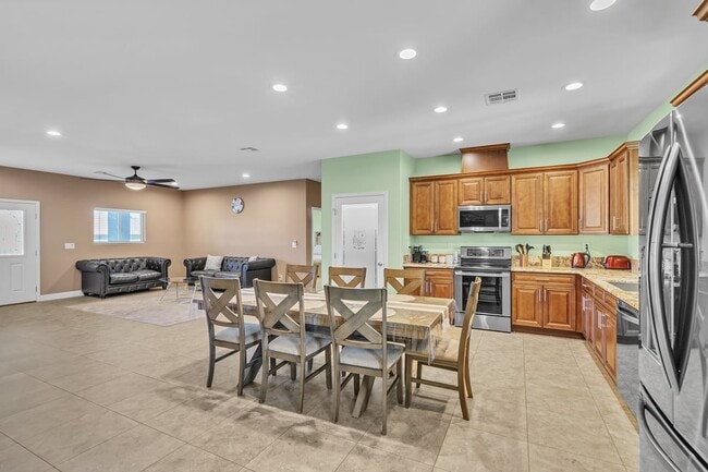 Building Photo - RV GARAGE | Single Story | Furnished Or Unfurnished