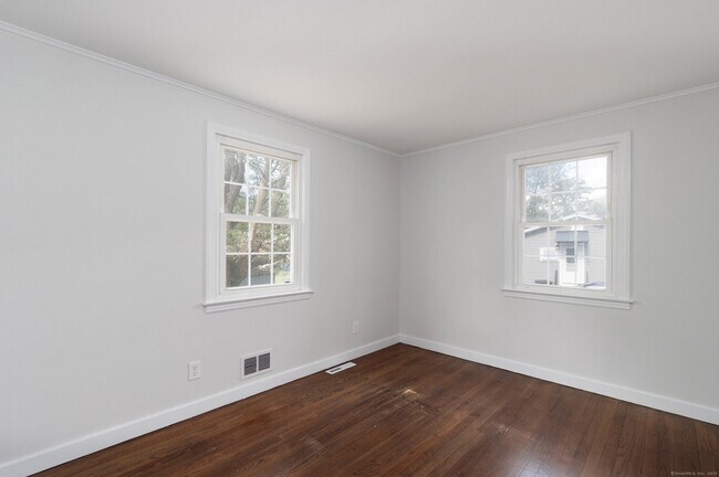 Building Photo - 385 Pond Point Ave
