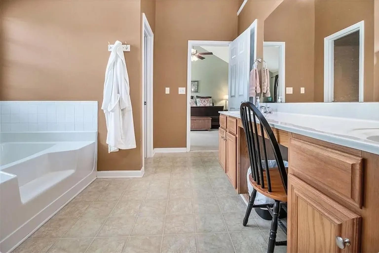 Building Photo - Room in House on Cabana Way