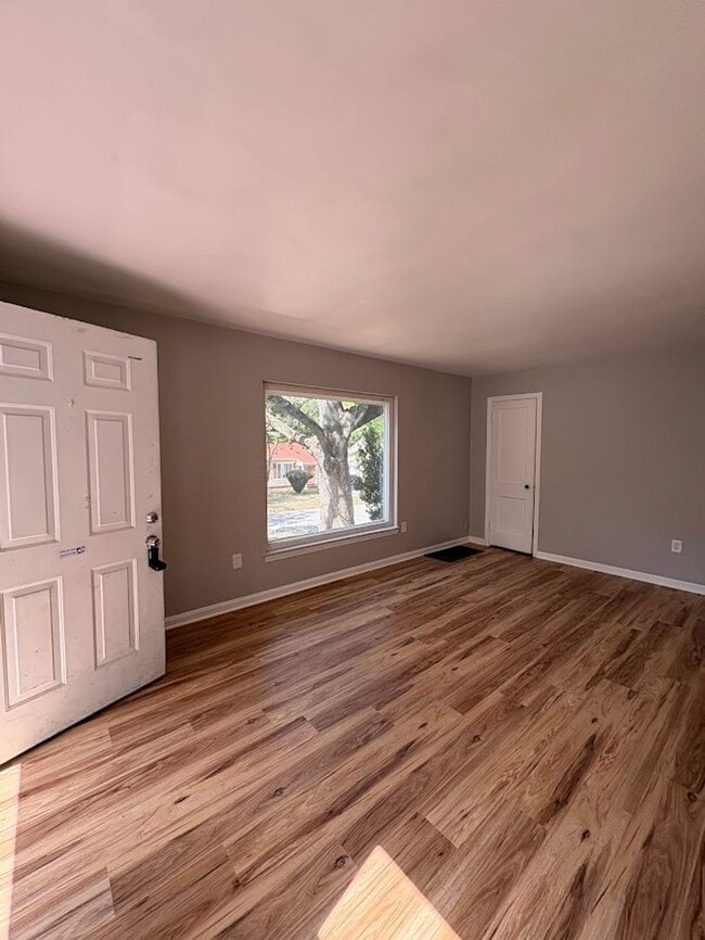 Building Photo - Three bedroom two bathroom home for rent