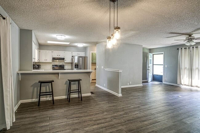 Building Photo - Lake DeSoto Area | Home |Unfurnished