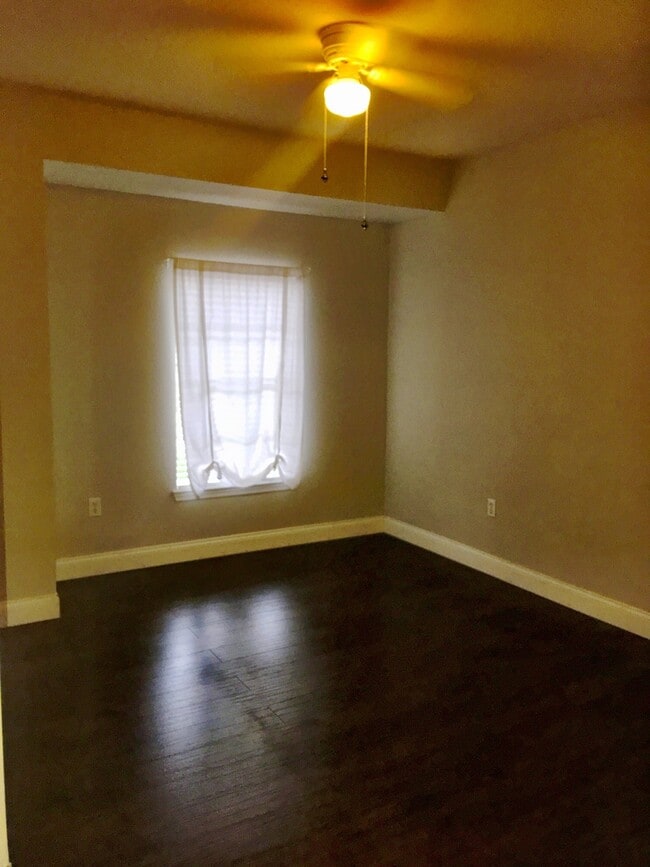 Building Photo - GOLF COURSE VIEW - FULLY UPGRADED WITH LAMINATE FLOORS & GRANITE COUNTERS