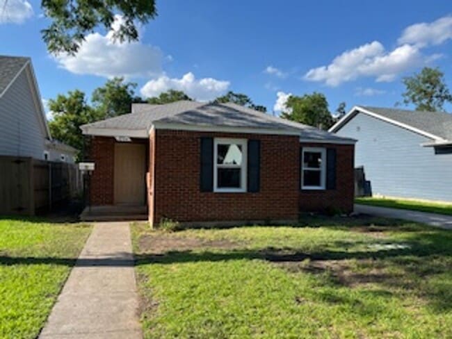 Building Photo - Affordable 2 Bedroom, 1 Bath Cottage in Bl...