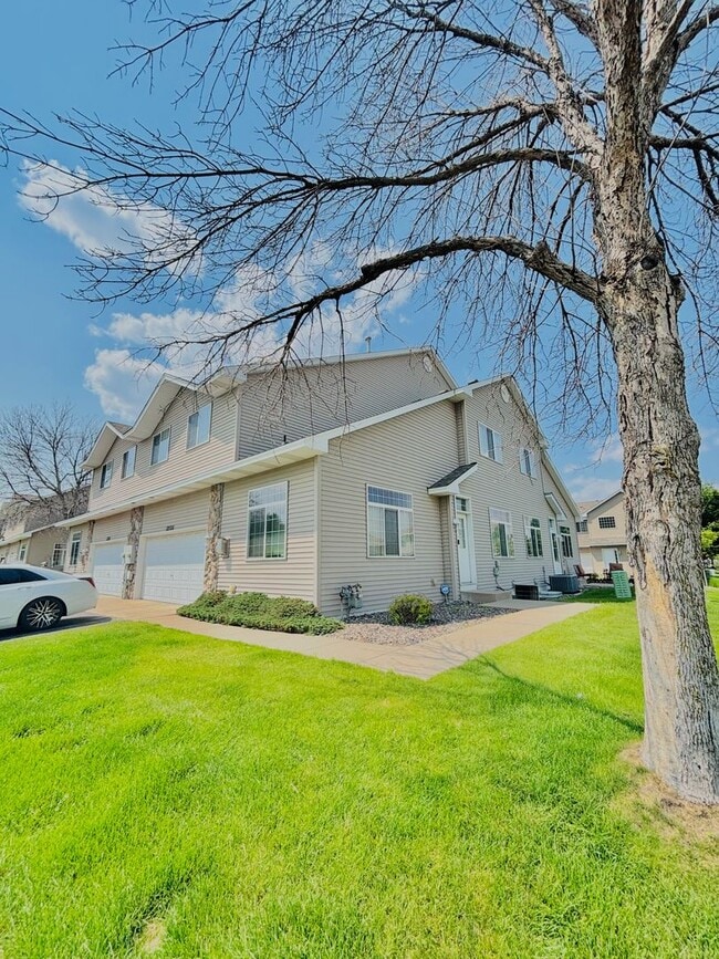 Building Photo - Spacious 3bed Townhome in Coon Rapids.  FI...