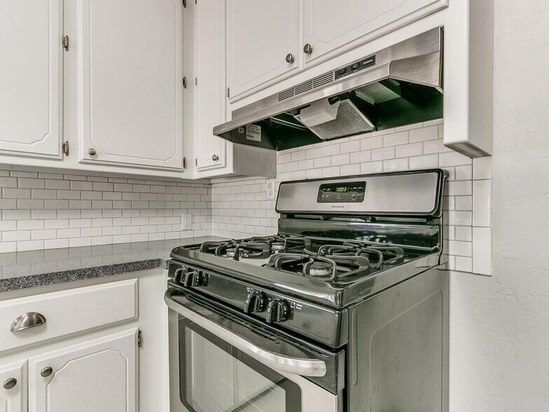 Building Photo - 703 Dakota St