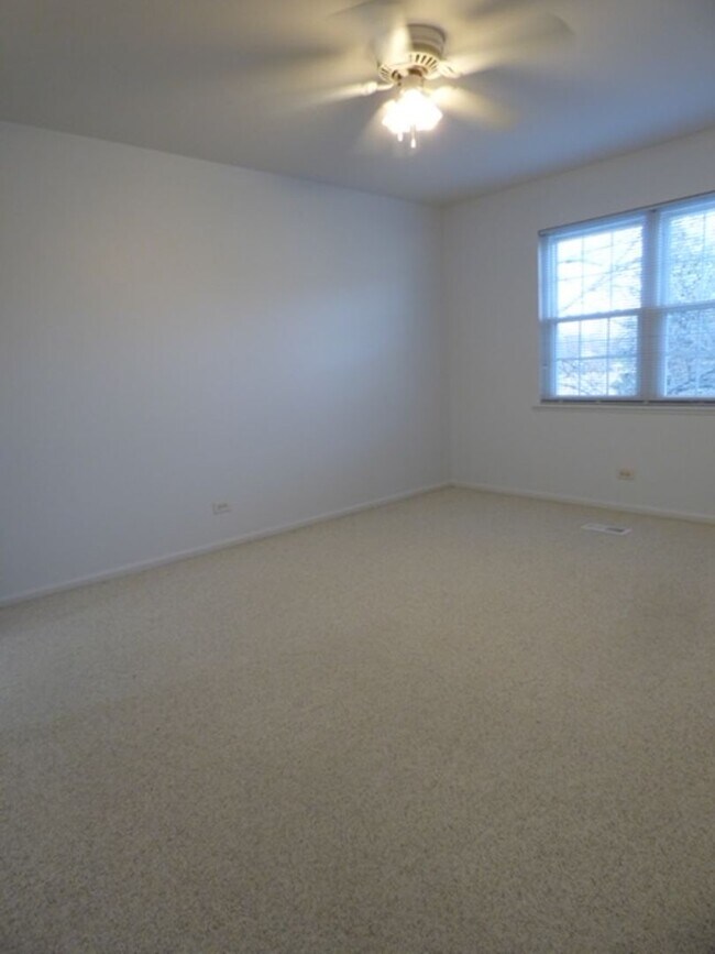 Building Photo - Beautiful 2 bd 1 1/2 ba as soon as July 1 move-in. Great Vernon Hills location!