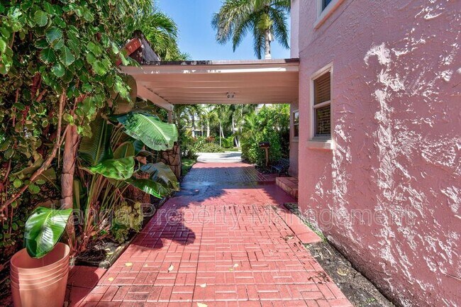 Building Photo - 194 Almeria Rd