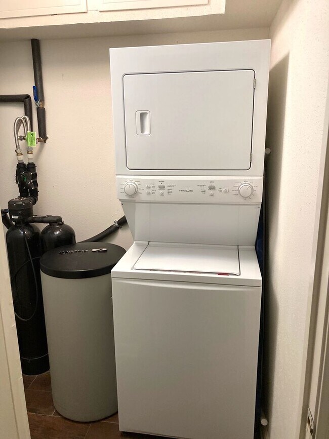 Building Photo - Maintenance free living in this updated condo