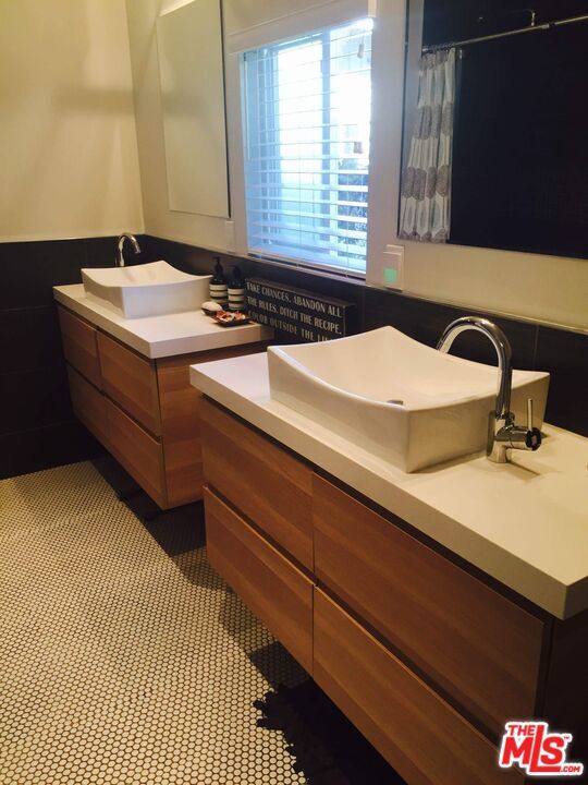 Building Photo - 559 Vernon Ave