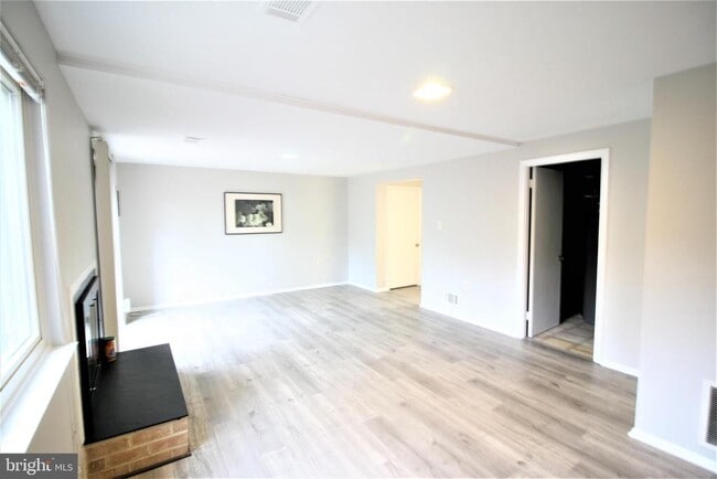 Building Photo - 8943 Centerway Rd