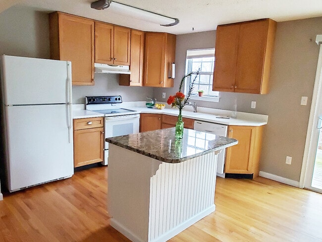 Building Photo - 688 W Paddle Wheel Ct