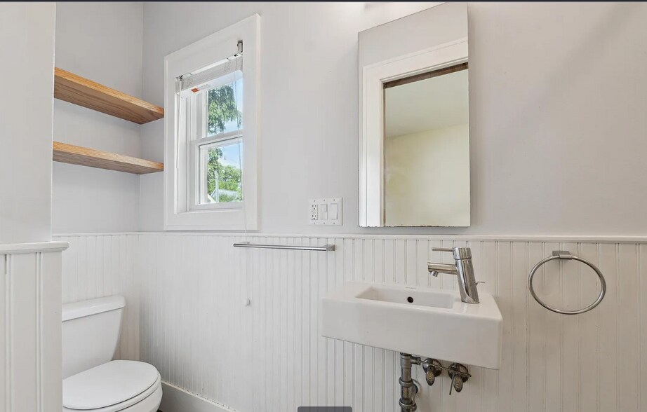 first floor en suite bath - 450 S 1st St