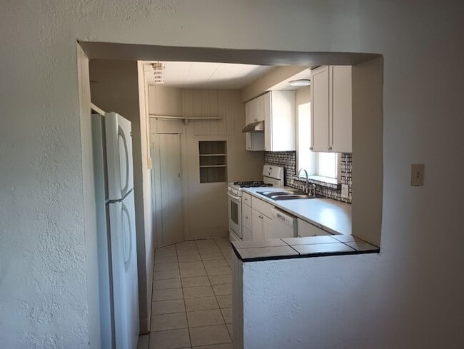 Building Photo - 1203 Agua Fria St