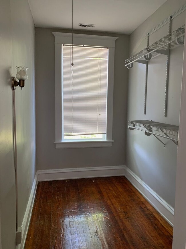 Building Photo - Updated apartment in the Fan!