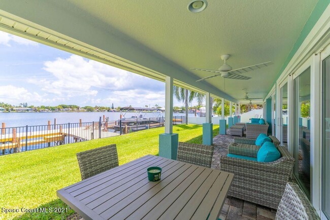 Building Photo - Gorgeous views from this 3 bedroom, 2.5 ba...