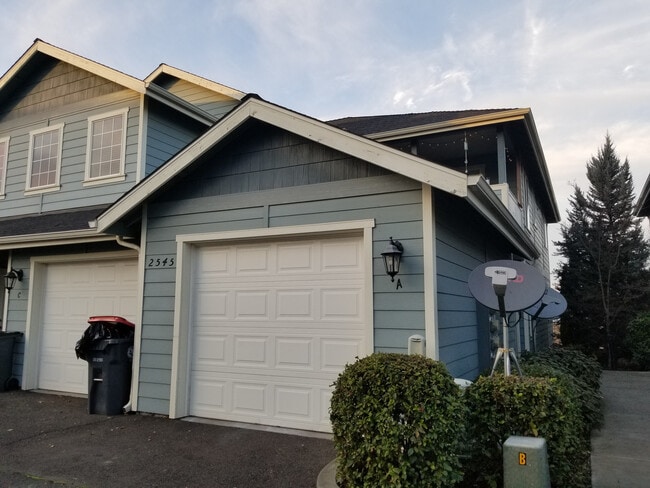 Building Photo - This spacious upstairs 2 bedroom, 2 bath apartment