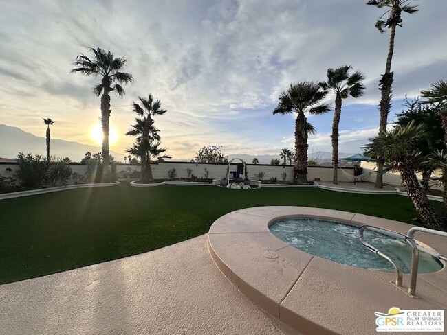 Building Photo - 9939 Vía Real