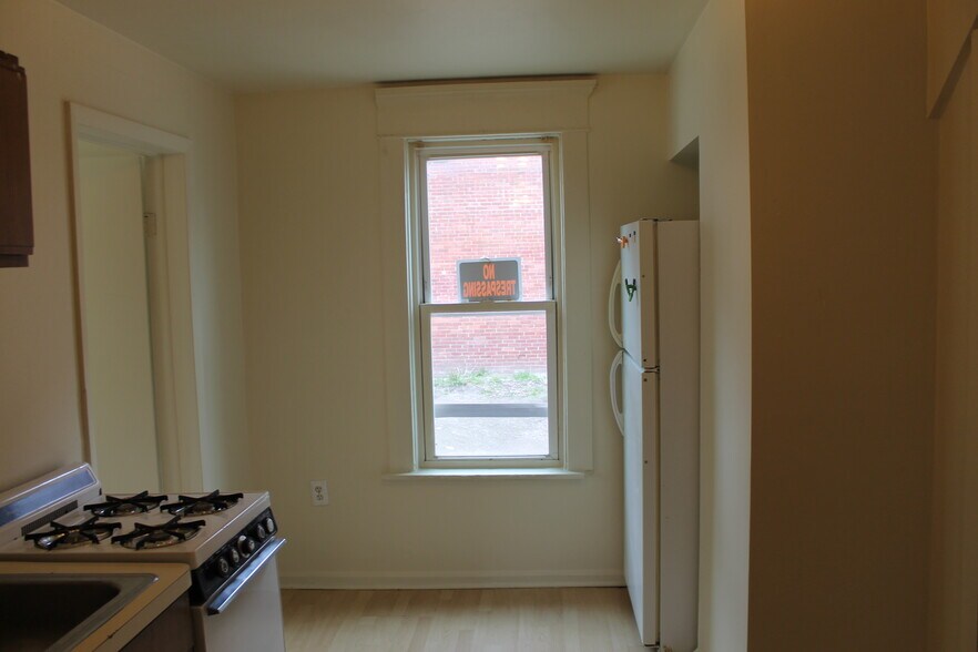 Building Photo - 457 W 8th St