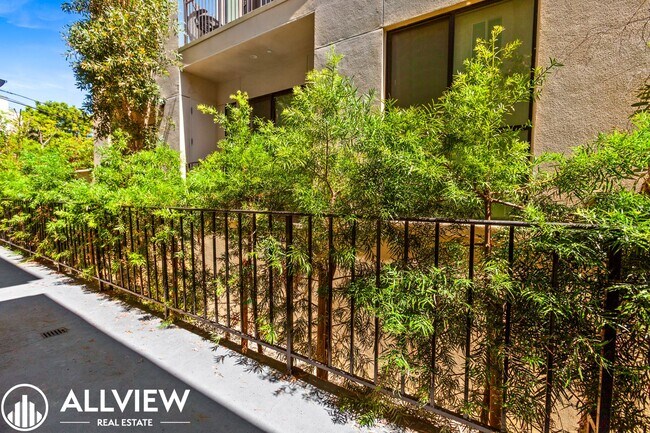 Building Photo - Beautifully Upgraded 2-Bed, 3-Bath Townhou...