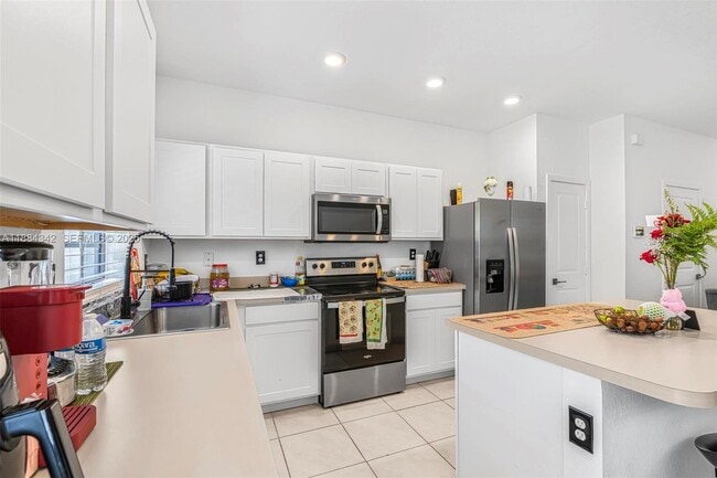 Building Photo - 1137 SW 7th Ct