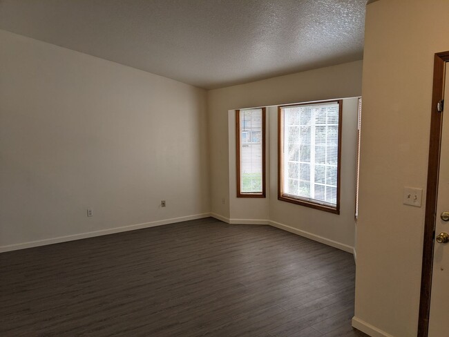 Building Photo - Amazing 3 bedroom home