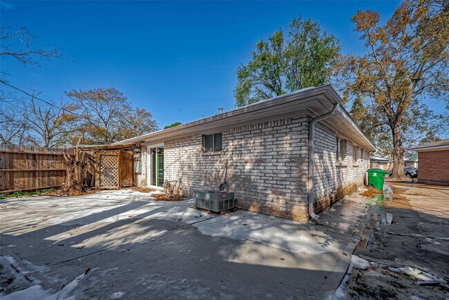 Building Photo - 7315 Housman St