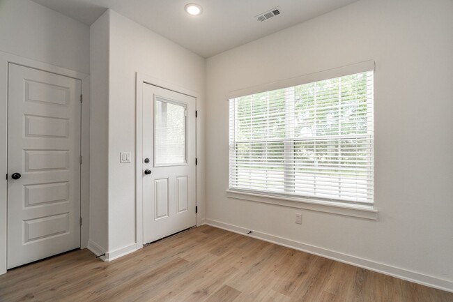 Building Photo - LIKE NEW 3-bedroom 2.5 bath Townhome in Fa...