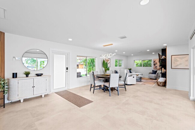 Building Photo - 1725 NE 23rd Ave