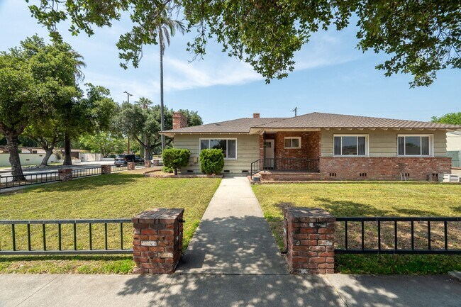 Building Photo - Relaxing 4BR Family Home Near Attractions ...