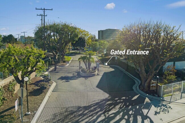 Building Photo - 12841 Forest Dr