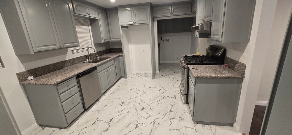 Building Photo - 532 Porter St