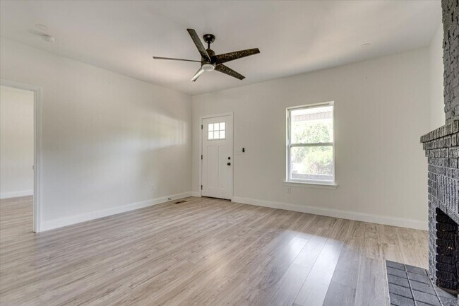 Building Photo - Spacious 4-Bedroom Home in Quiet Neighborh...