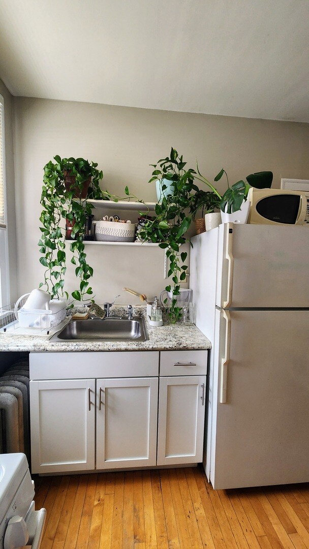 Building Photo - 1919 W Berteau Ave