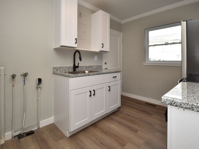 Building Photo - Spacious 2-Bedroom Apartment in Prime Wins...