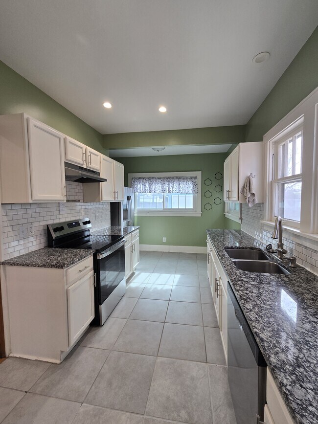 Building Photo - 1321 W Univ Ave