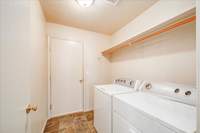 Building Photo - SW Boise Single Level Charmer!