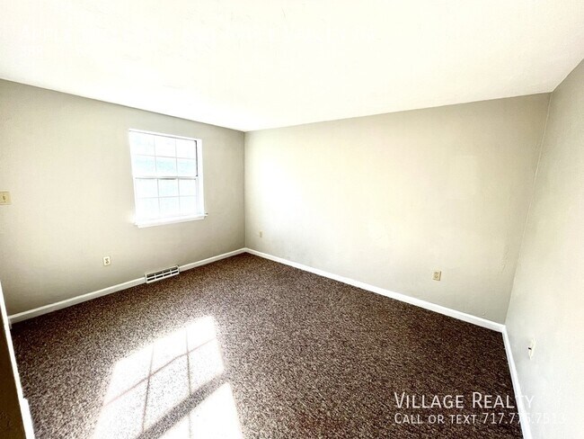 Building Photo - 818 Apple Valley Dr