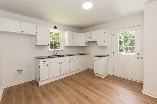 Building Photo - Three Bedroom Home!